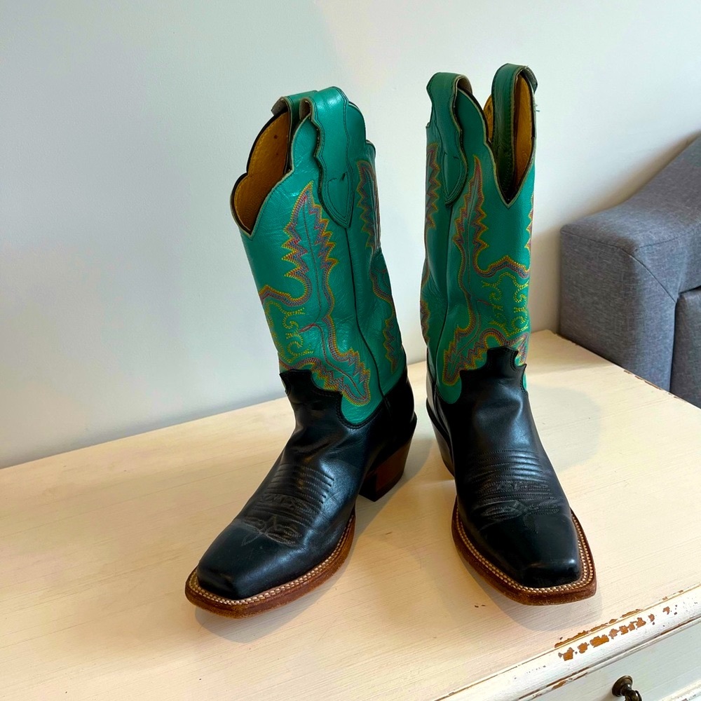 Justin Women’s Square Toe Embroidered boots. Turquoise embroidered shaft.